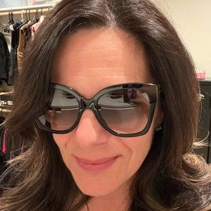 Like new Gucci oversized black sunglasses. PLUS FREE SHIPPING